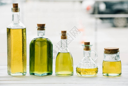 木桌上的橄榄油瓶图片