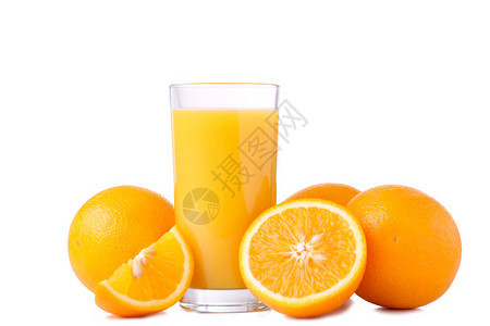 一杯橙汁含熟橙子白底隔离图片