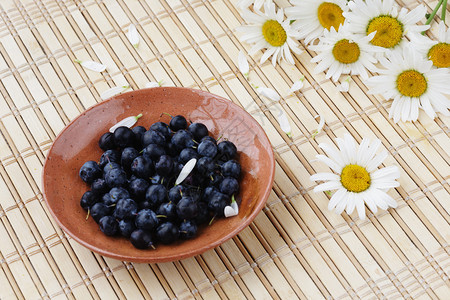 蓝莓和甘菊在桌子上图片