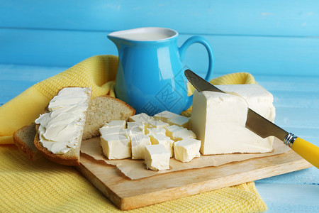 剪切板和加牛奶的罐子上新鲜黄油图片
