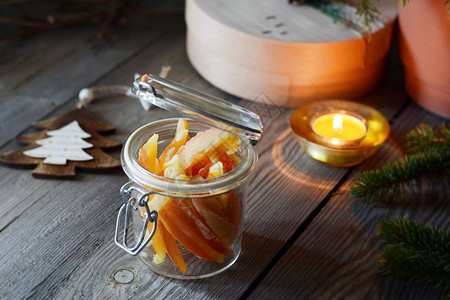圣诞时在玻璃罐里吃橘子片美丽的圣诞装饰品图片