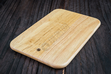 木制背景上的木制切菜板图片