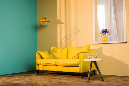 桌子上的黄色沙发和水族箱图片