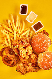 黄色背景的顶视图汉堡包炸薯条和炸鸡为您的文本复制空间静物平躺菜图片