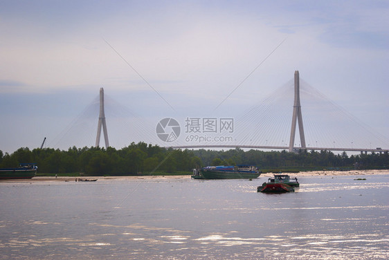 芹苴吊桥是东南亚主跨最长的桥梁由日本人建造从芹苴市看一艘大型驳船搁浅在沙洲上图片