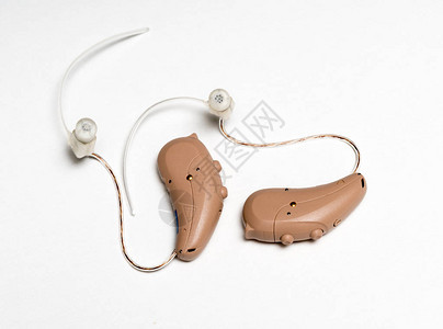 宏关闭一对匹配的小型现代助听器在白色孤立背图片