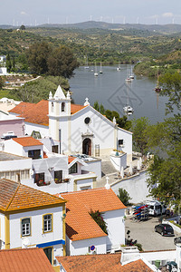 对位于葡萄牙的Alcoutim镇的城市广场图片