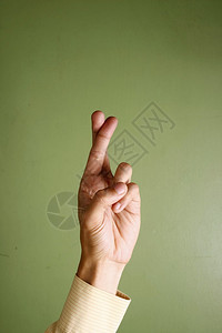 一只手交叉手指的照片图片