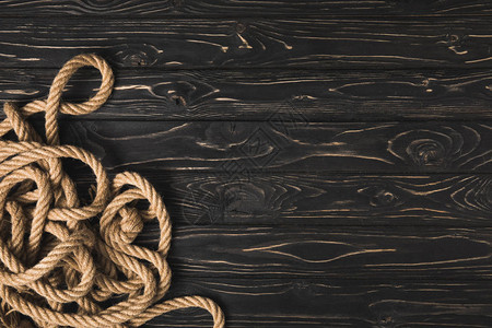 深色木板上棕色航海绳索的顶视图图片