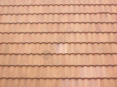 棕色粘土屋顶瓦片的特写图片