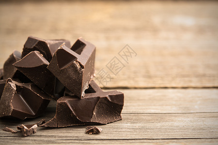 木制背景上的巧克力片块背景图片