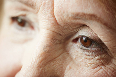眼睁的退休妇女满目悲伤地看着她远图片