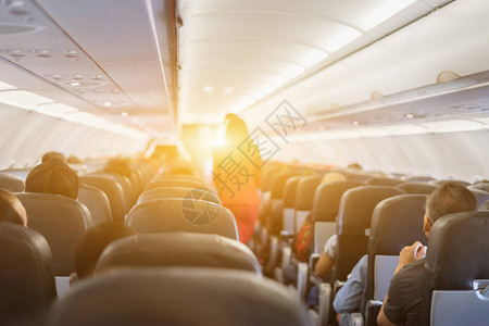 飞机上的乘客座位与坐着的人图片