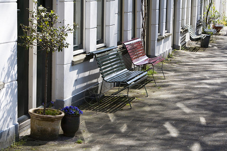 在荷兰鹿特丹的克拉林根住宅区这条舒适的街道上背景图片