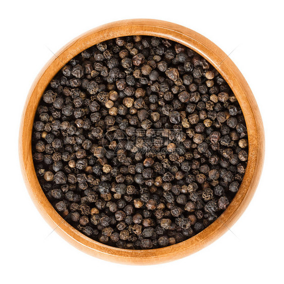木碗里的黑胡椒Pipernigrum的干浆果称为胡椒粒由辣椒植物的未成熟核果制成香料和调味料孤立的宏观食物照图片