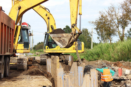 立即支持在沼泽地道路施工现场排水图片