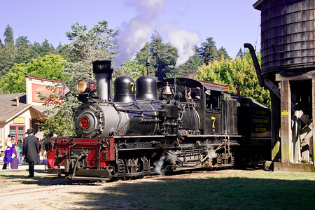 一辆古老的蒸汽火车到图片