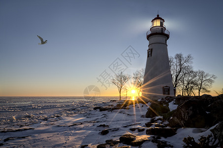西北俄亥州史无前例的Marblehead灯塔座落在冰冻的伊利湖岩石海岸一带图片