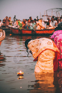 在印度瓦拉纳西的恒河中人们在黎明时图片