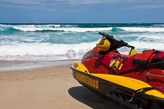 巴西消防员水生摩托车水上工具在海滩上救人校图片