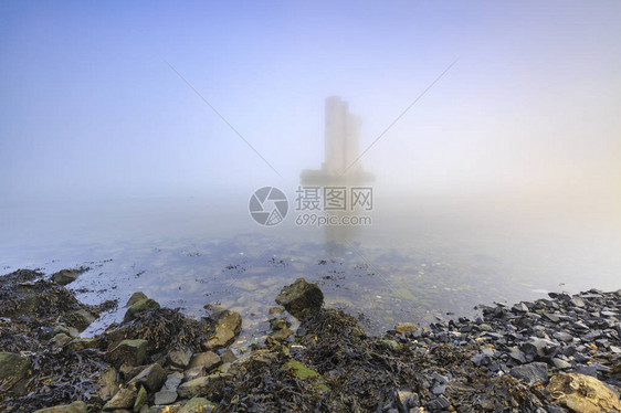 在荷兰泽的三角洲工程风暴潮海障NeeltjeJans的浓雾冬季日落期间图片