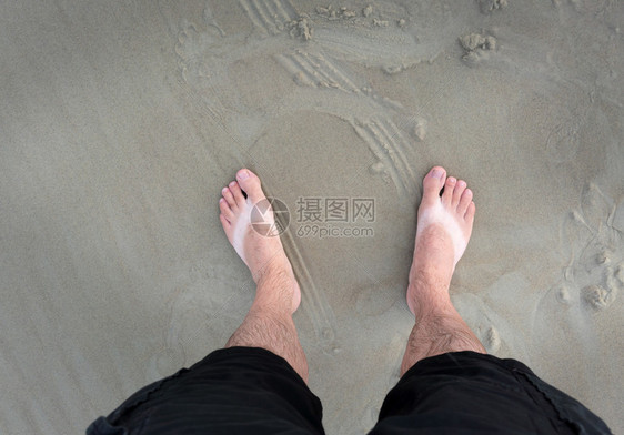 站在沙滩上的脚广角拍摄图片
