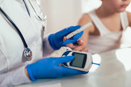 使用血糖仪药物保健儿科和人的概念测量儿童血糖水平验血图片