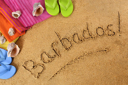 巴多斯海滩背景与毛巾和人字拖图片