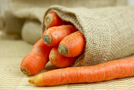 皮条袋材料中新鲜的胡萝卜有机胡萝卜图片