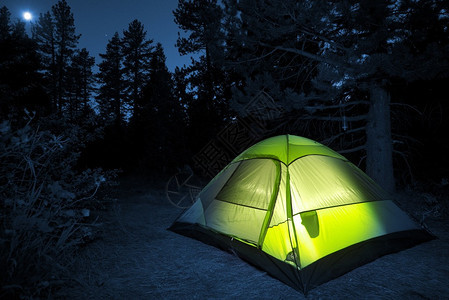 小型露营帐篷内夜间营地娱乐和户外照片收藏馆图片