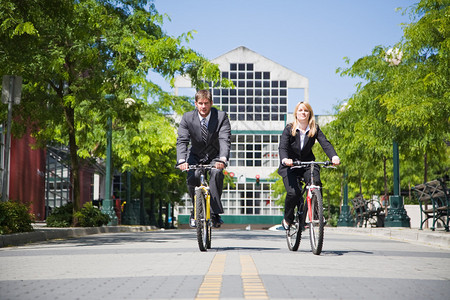 两辆商业骑自行车去工作可以用来节图片
