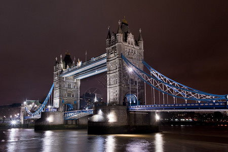 塔桥照明的视图图片