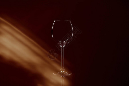 葡萄酒玻璃和反光图片
