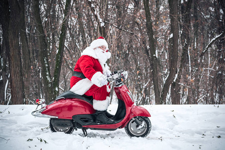 圣诞老人的侧面景色在冬季公园骑背景图片
