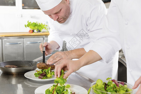 专业厨师在美食餐厅或酒店的专业厨房图片