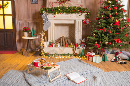 带圣诞饼干和热巧克力的木质餐盘背景图片