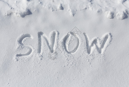 雪中写下的雪字背景图片