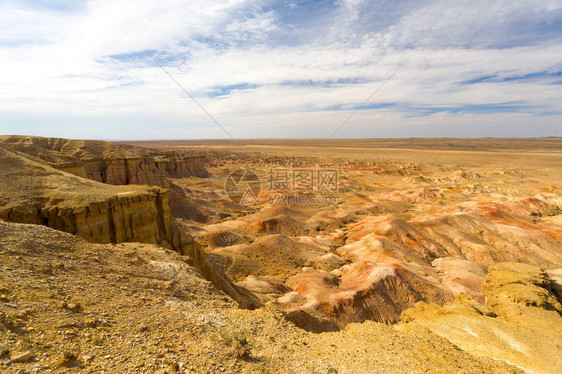巴扬扎格的火焰悬崖边缘以蒙古戈壁沙漠恐龙图片