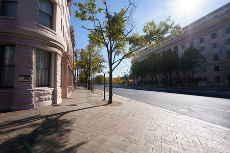 美国华盛顿特区阳光下建筑街角的街道景象图片