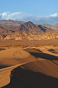 谷公园的岩石沙漠图象与梅斯基特沙图片