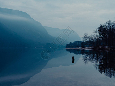 令人惊异的风景湖和山湖上图片