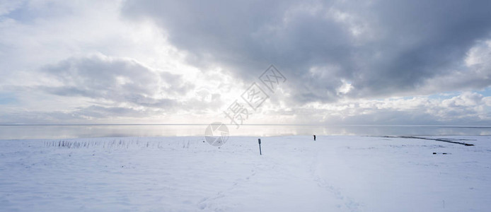 冰雪覆盖着风雪和风暴的天空图片