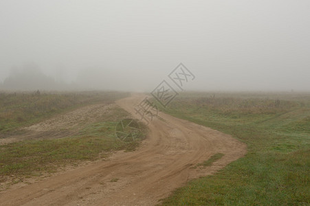 雾蒙的早晨乡村一条空荡的土路背景图片