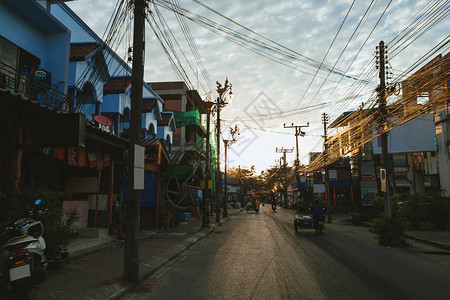 日落时普吉岛城市街道的城市场景图片