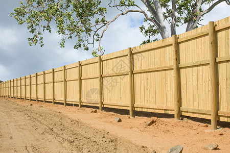 新住宅开发中的长栅栏图片