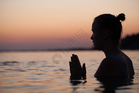 女人独自在日落的海水图片