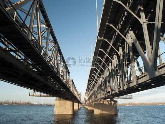 从底部的钢铁路老桥梁透视图片
