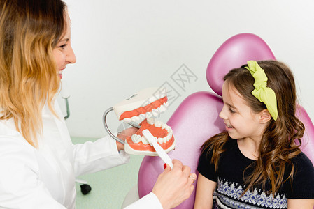 和小女孩一起看牙医图片