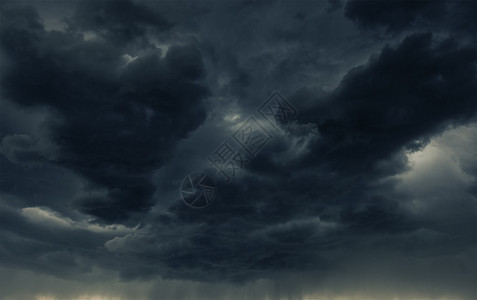 沉重的黑暗风暴云和倾盆大雨暴风雨天气图片
