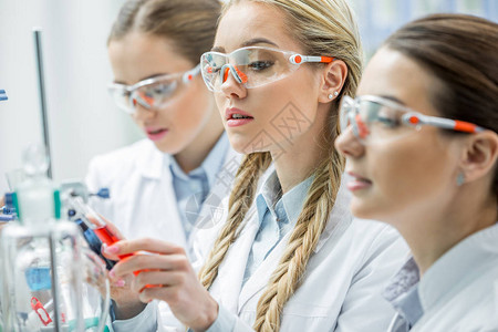 戴防护镜的年轻女科学家在化学图片